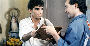 David (Vladimir Cruz) shows his writings to his friend Diego (Jorge Perugorria) as their friendship develops